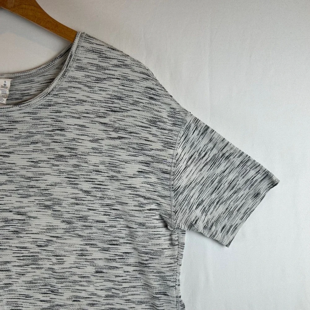 Lululemon Athletica Space Dye Relaxed Fit Short Sleeve Top Size 8 White Black